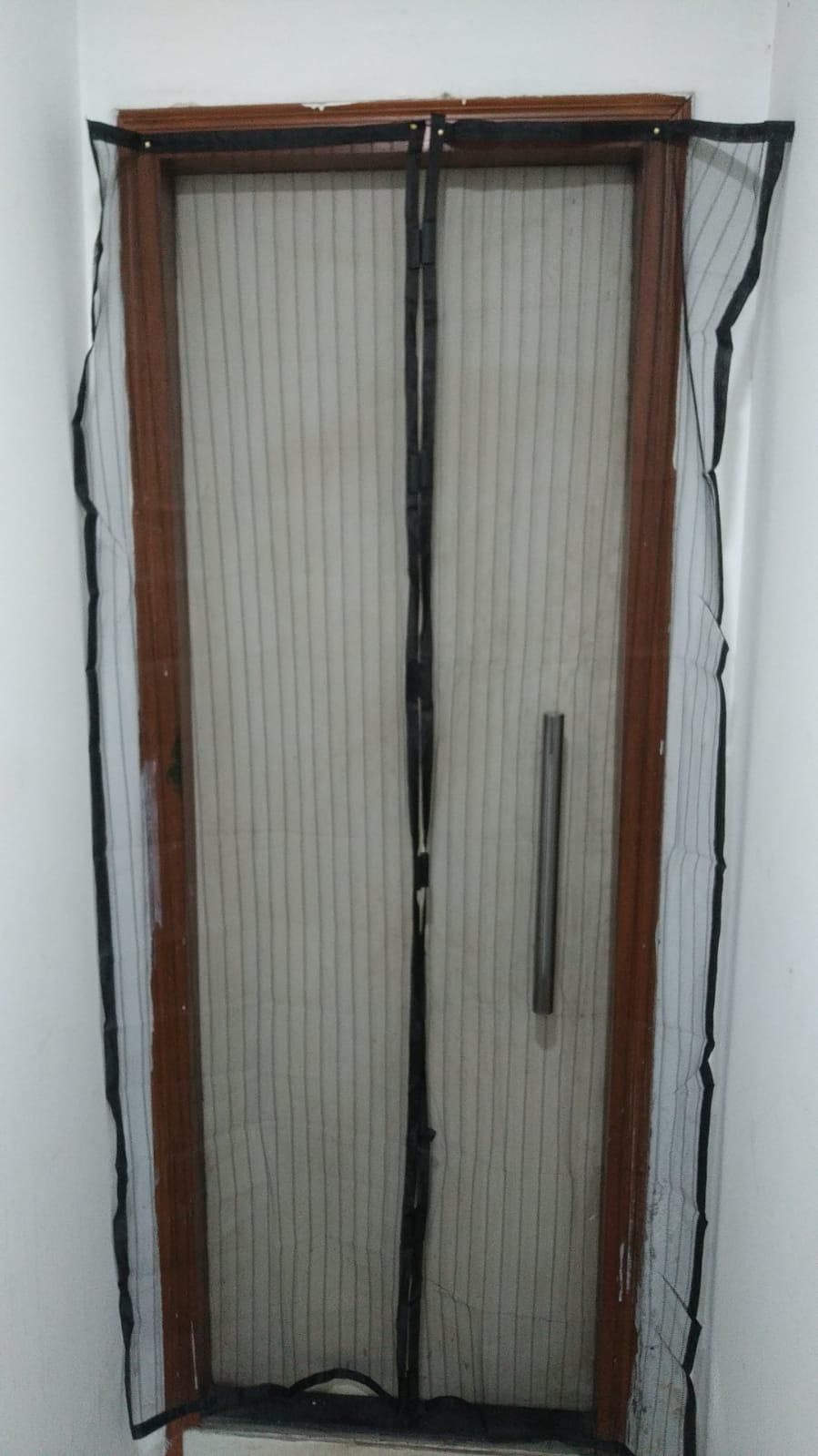 Magnetic Mesh Screen Door Curtain – Foldable Anti-Mosquito Net (90×210 cm)